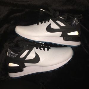 Selling black and white leather Nike shoes 👟